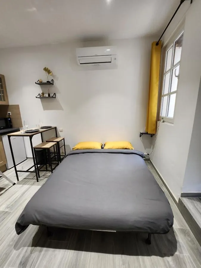 Apartment Studio Climatise Avec Cour Prive En Rez-De-Chaussee Centre Historique Avignon