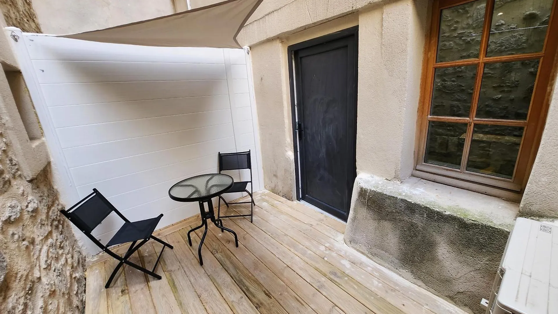 Appartement Studio Climatise Avec Cour Prive En Rez-De-Chaussee Centre Historique Avignon